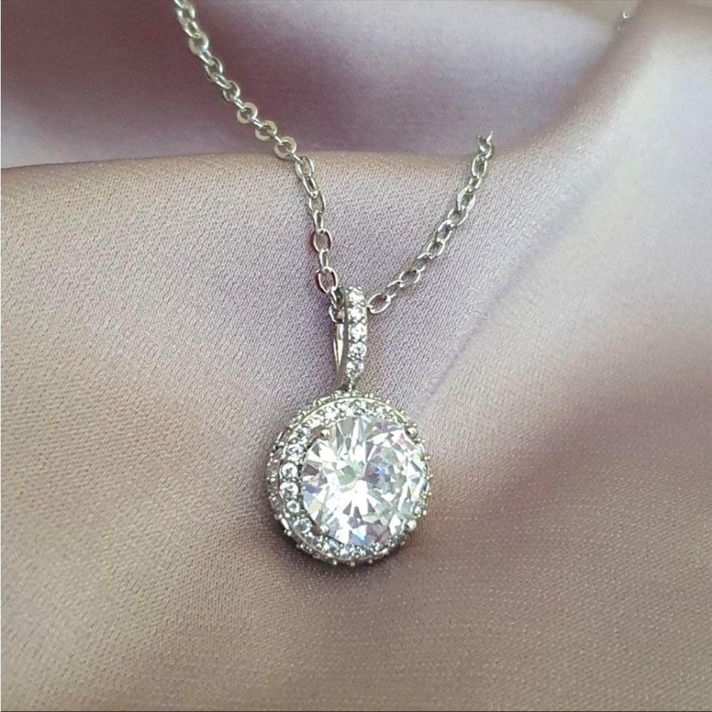 Classic Shiny Round Pendant Necklace - Picture 1 of 3